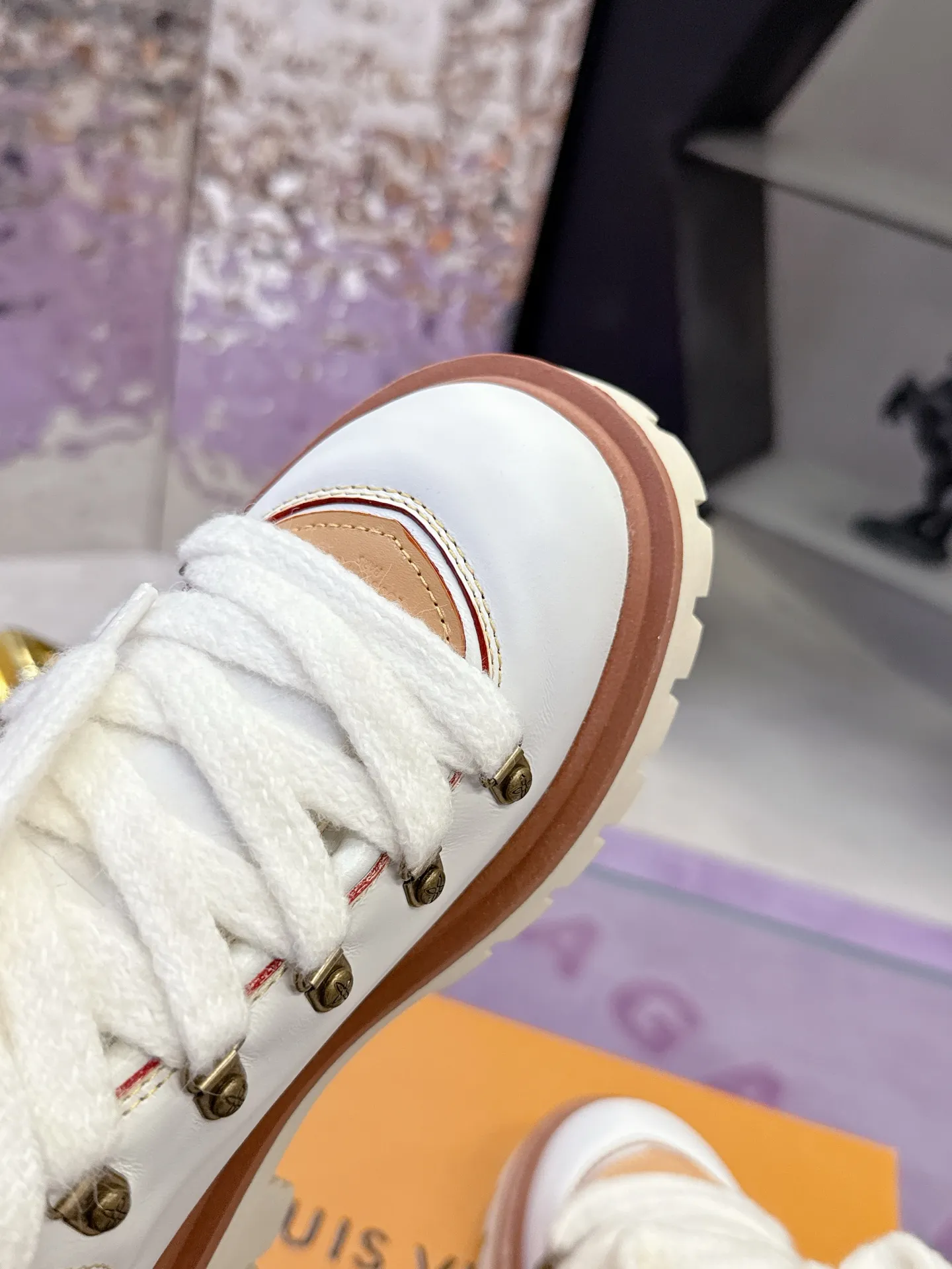 Factory price: 700💰 LV | Louis Vuitton 🧡💚2025 autumn and winter new style, top version ⚠️ The counter features the latest LV REMIX lace-up mountaineering derby shoes, new hard goods 🆕 ❥BS purchasing level! Full of high-end feel! A popular model among bloggers at home and abroad, it’s retro and fashionable, and looks stunning on your feet! Mainly recommended model on the official website★ ▪️Upper: top-quality first-layer cowhide ▪️Inner lining: imported sheepskin ▪️Outsole: original molded T men's shoes 💰U anti-slip outsole ▪️Sole height: 3.5cm ▪️Shoe size: Female 35-41 (41 customized, non-refundable) Male 39-45 (46 customized, non-refundable)
